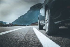 Auto steht auf dem Pannenstreifen, Asphalt und Reifen, Italien